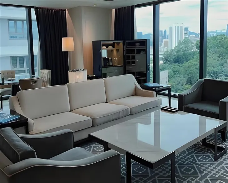 Hotelzimmer Marmortisch